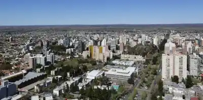 Buses descapotables y gratis: los recorridos para descubrir Neuquén sobre ruedas