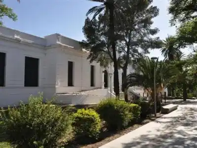 El Volkswagen Versa blanco que cada mañana corta una esquina clave en la zona norte