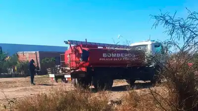 Corrieron con baldes de agua para frenar el fuego que avanzaba hacia sus casas