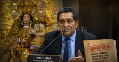 Saludó a la patrona de los enfermos mientras lo investigan por pensiones truchas