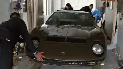 Pagó 10 mil dólares por un Lamborghini, lo encerró 40 años en su living y lo vendió por 2 millones