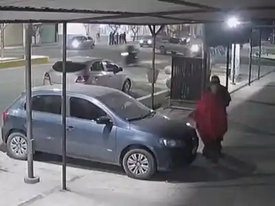 Chocó contra una camioneta al volver de la fiesta de Sarmiento y pelean por su vida
