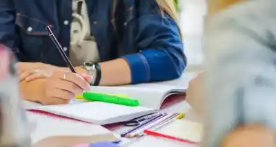 Comenzó el pago de becas para 485 estudiantes: cuánto cobran y quiénes quedaron afuera
