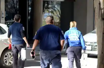 La empleada abrió el departamento y lo encontró muerto: la puerta intacta, una pista clave