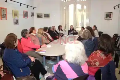 Gratis, con mate y ropa cómoda: la propuesta para mantener la mente activa después de los 60