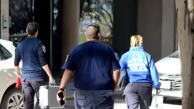 Lo encontraron muerto en su departamento del centro y había una señal que complica todo