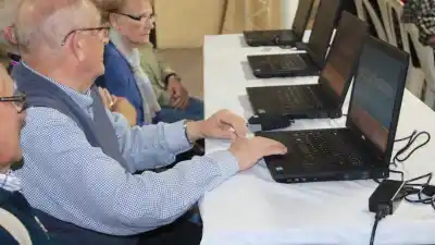 Jubilados aprenden a usar el celular y a evitar estafas en talleres gratuitos