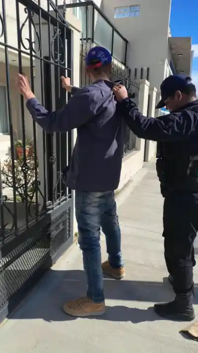 Escándalo en plena calle: balbuceaba incoherencias y quiso pelear con la policía