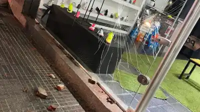 Rompió la vidriera de un local en pleno Centro y una vecina lo vio todo: cayó a metros
