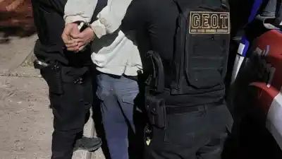 Fue a la casa de su abuelo y terminó detenido por desobedecer una orden judicial