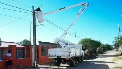 El recambio de luces que llegó a cuatro barrios y promete cambiar las noches