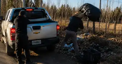 Camionetas captadas tirando basura en dos puntos de San Rafael: qué riesgo corren los dueños