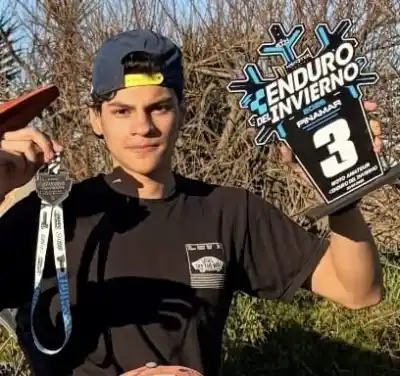 Un piloto de Catamarca se metió en el podio de una de las carreras más duras del mundo