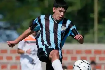 Se desplomó en pleno partido: el futbolista de 18 años ya respira por sus propios medios