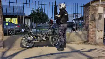 Chocaron contra un auto, intentaron escapar a rastras con la moto y terminaron hospitalizados
