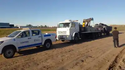 Tiraron escombros y cubiertas al lado de la autopista: secuestraron dos camiones