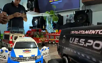 Un policía recreó en miniatura los patrulleros neuquinos y este sábado los exhibe para los chicos