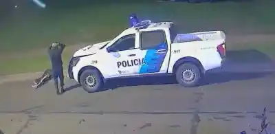 A alta velocidad y sin sirenas: un patrullero lo arrastró media cuadra y murió