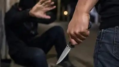Lo atacó a patadas y con un cuchillo en la puerta de su casa, pero la Justicia no lo mandó a la cárcel