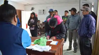 Un vecino de 90 años recibió su primer DNI, pero no fue el único