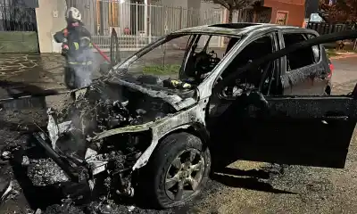 Circulaba por una calle de Trelew, sintió olor a quemado y su auto se prendió fuego