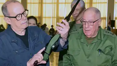 Silvio Rodríguez recibió un fusil en un acto oficial: la respuesta de Cuba a una amenaza inesperada