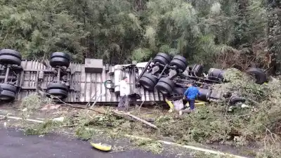 Volcó un camión con un conductor atrapado y el Paso Samoré cerró por el resto del día