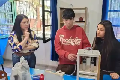 Estudiantes de Fernández irán a la Feria de Ciencia con una máquina que compacta latas y envases