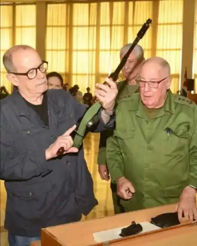 Silvio Rodríguez recibe un fusil del gobierno cubano: la ceremonia oficial que responde a una amenaza