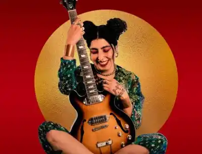 Sofía Viola, la artista que no puede cantar lo mismo dos veces, llega por primera vez a La Pampa