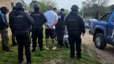 Le debía plata a un prestamista y le balearon la casa con su mujer y sus hijas adentro