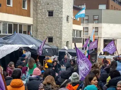 Casi un mes de acampe docente en la San Martín: los comerciantes dan números y evalúan ir a la Justicia