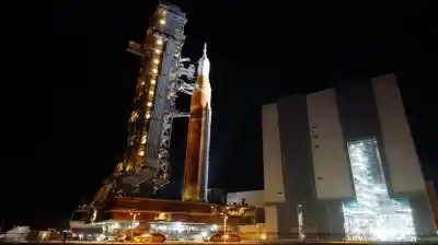 Artemis II en marcha: el cohete lunar inicia su lenta travesía mientras una amenaza solar acecha