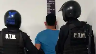 Huyó al ver el patrullero y quedó al descubierto su situación judicial