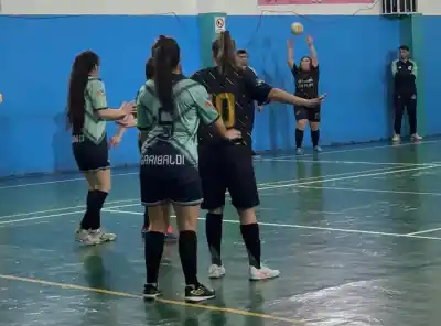 Racing goleó 5-2 y sigue firme en la cima del futsal