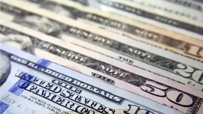 Compraron dólares 1,7 millones de personas en un mes, aun sabiendo que pierden