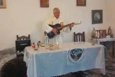 Recorre Santiago del Estero con una misa cantada y una guitarra como altar
