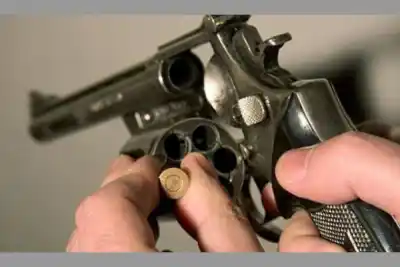 Jugaban a la ruleta rusa con un revólver calibre 22: un joven terminó baleado en el cuello