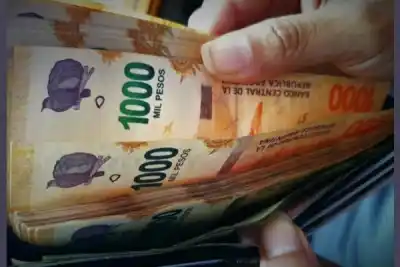 Estaba en una fiesta con desconocidos, fue al fondo a orinar y apareció un cuchillo en su espalda