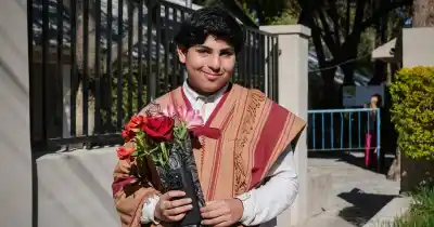 Tiene 12 años, se vistió como Victoria Villarruel y la esperó con un ramo de rosas