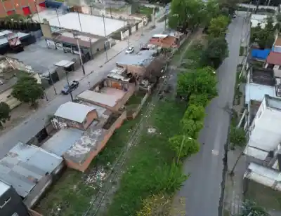 A 50 metros del Mercado renovado, 28 familias viven sobre las vías y frenan el desarrollo