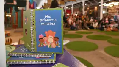 Un libro que acompaña cada nacimiento en la ciudad: qué contiene y a quiénes llegará