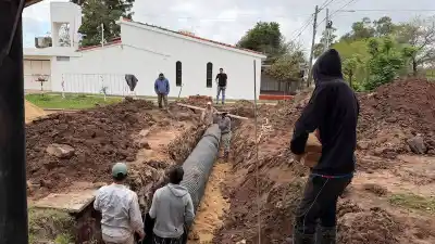 Pavimentan una esquina de Castelli, pero lo que va bajo el asfalto es lo importante