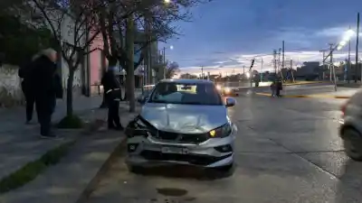 Chocó en pleno centro, su auto giró 180 grados y quedó atravesado en la calle