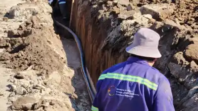 Ya hay 400 metros de cañería instalados en Los Altos y la obra continúa