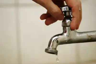 Reparan el acueducto de Roca de madrugada: el agua vuelve, pero hay un sector que sigue esperando