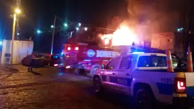 Una cocina encendida a la madrugada terminó en un incendio que arrasó una casa en Comodoro