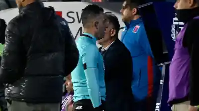 El polémico arbitraje de Lobo Medina: denunciado por arreglos, silbó igual y la hinchada estalló