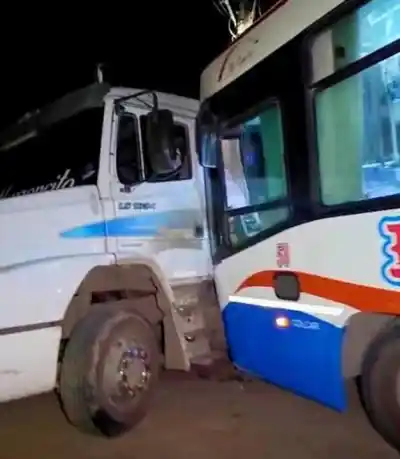 Chocaron un colectivo y un camión en la ruta 157: evacuaron a los pasajeros heridos