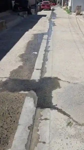 Alerta por una filtración que amenaza derrumbe en un pasaje: apuntan contra Aguas de Catamarca